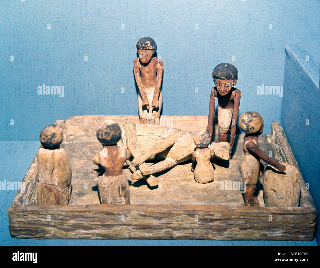 Holz- grabkunst Modell. die Tötung eines Stiers. 1900 v. Chr. Ägypten Stockfoto