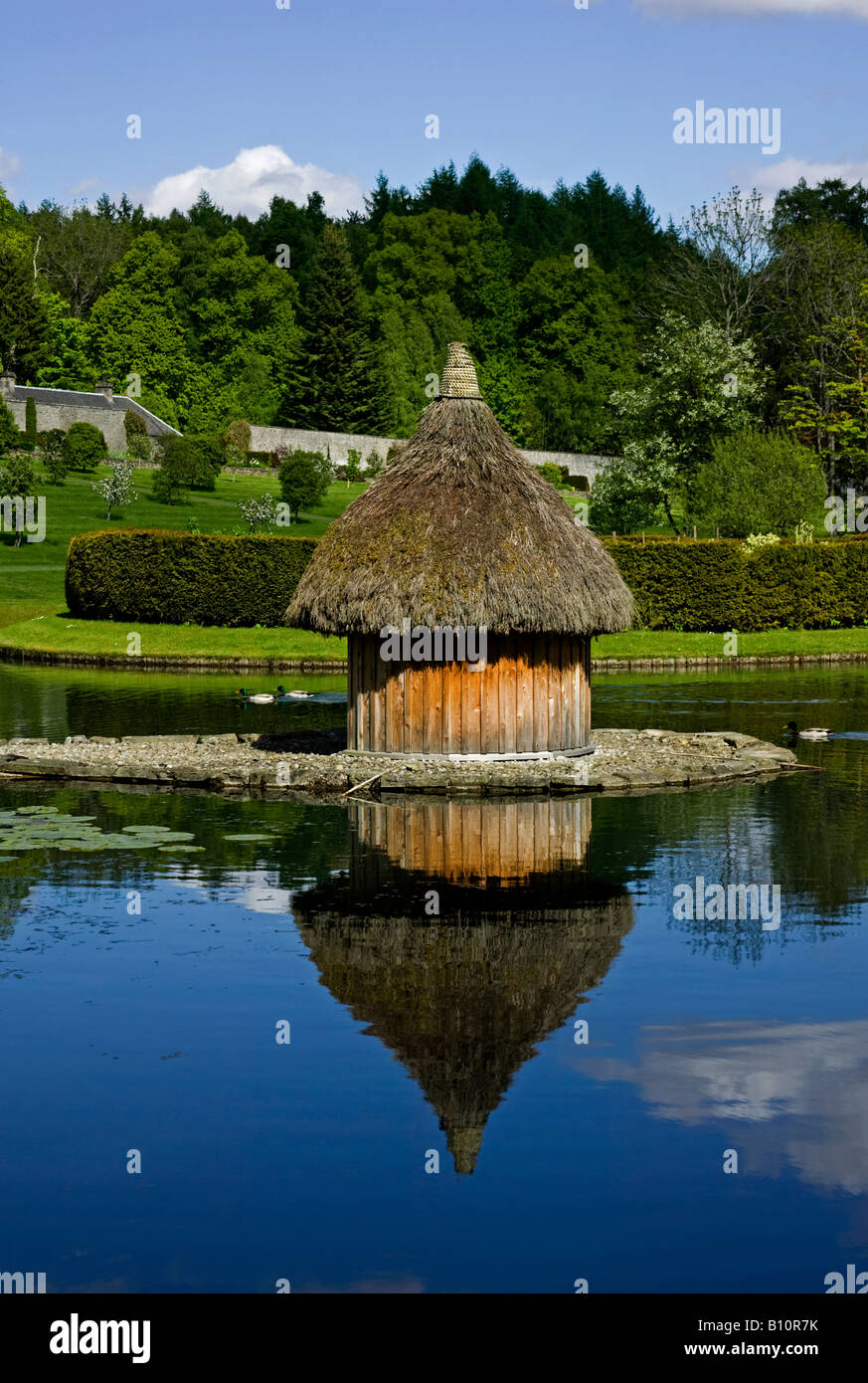 Konisch geformte Vogel-Haus am Teich, Herkules Garten, Blair Castle, Perthshire, Großbritannien, Schottland, Europa Stockfoto