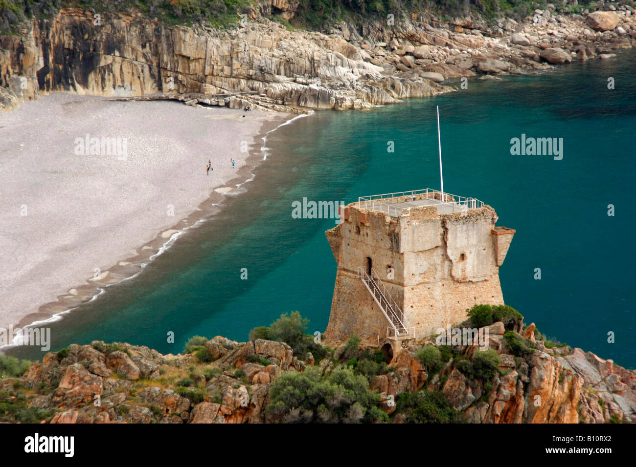 Genueser Wachturm und Strand in Porto Marina Korsika Frankreich Stockfoto