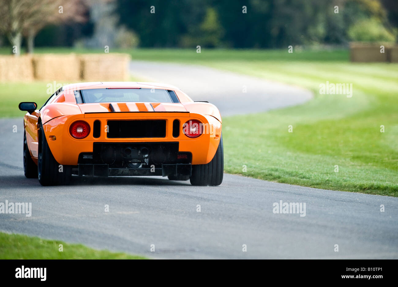 Ford gt40 Vintage klassische Formel einen f1-Boliden in weiß vor Goodwood House für Festival of Speed Stockfoto