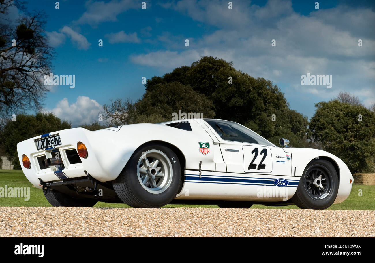 Ford gt40 Vintage klassische Formel einen f1-Boliden in weiß vor Goodwood House für Festival of Speed Stockfoto