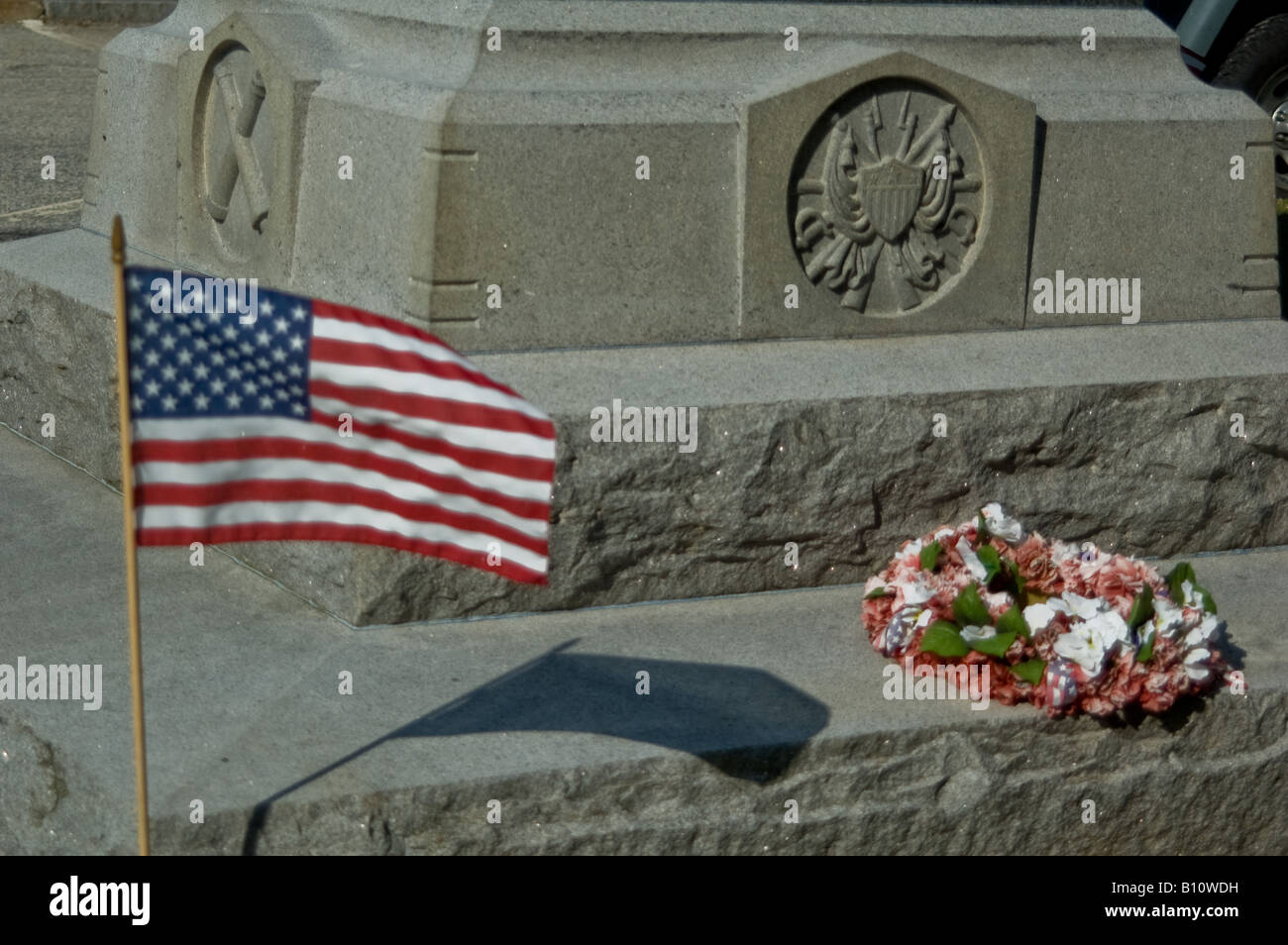 Amerikanische Flagge auf Basis des Krieges Memorial Denkmal Blumenkranz Stockfoto