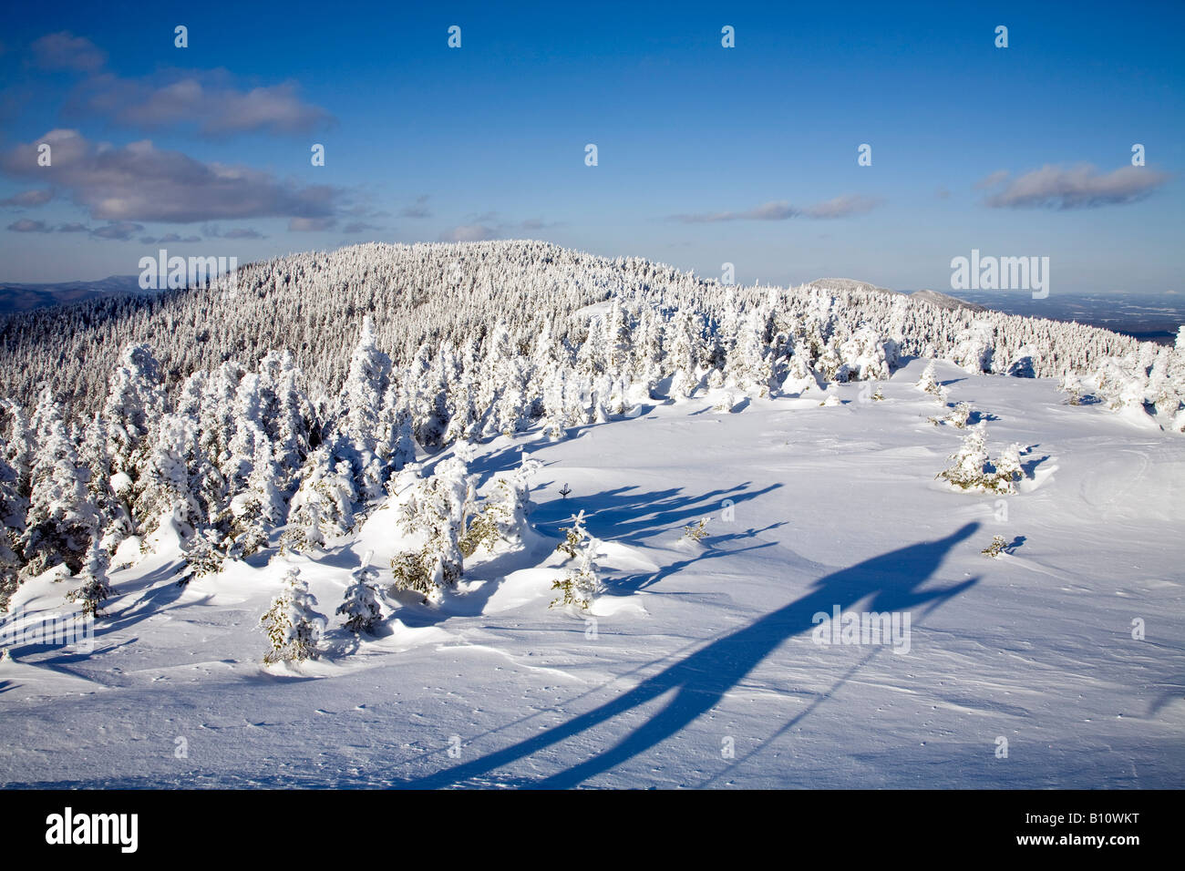 Ein Wanderer s Schatten auf dem Gipfel des Hungers Mtn im Winter Waterbury Ctr Vermont Stockfoto