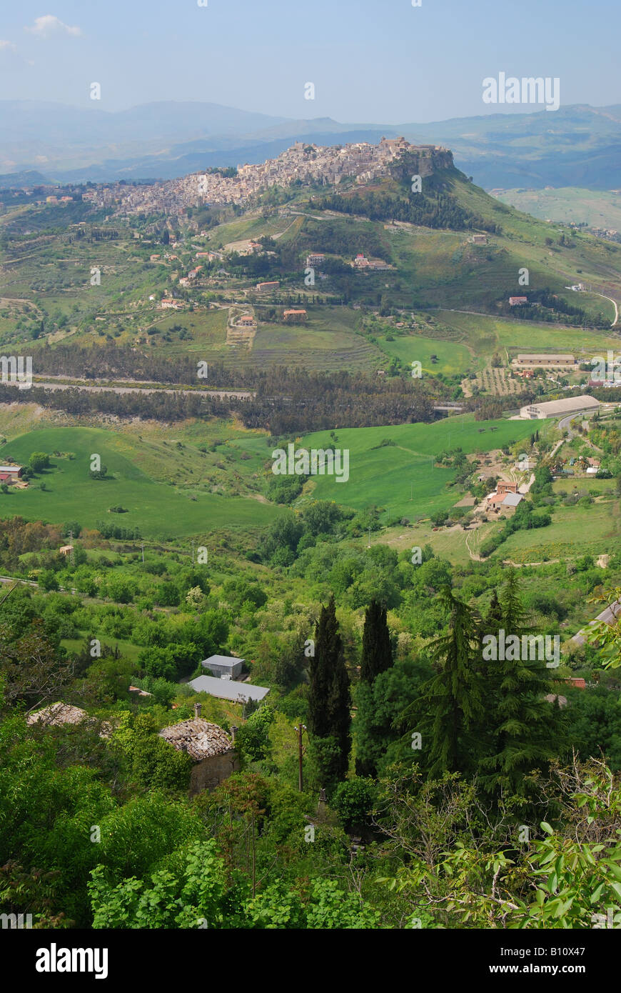 Panoramablick auf umliegende Landschaft, Citta di Enna Provinz Enna, Sizilien, Italien Stockfoto