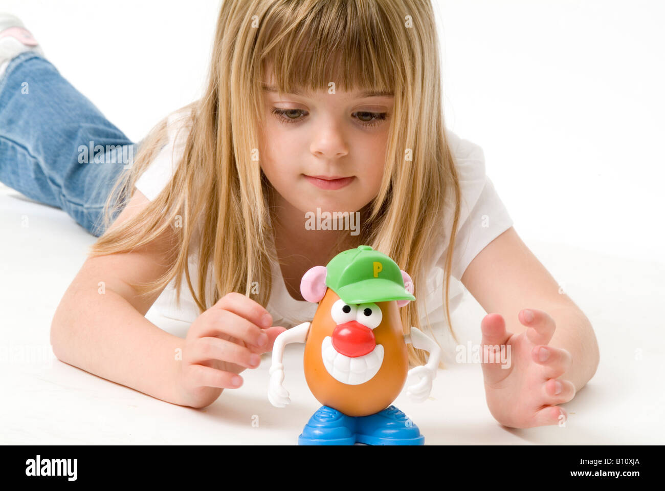 spielendes Spiel mit Herr Potato Head Potetohead Spielzeug Auge Hand Cordination lernen lernen Kind Kind Kind Mädchen pädagogische Ausbildung Stockfoto