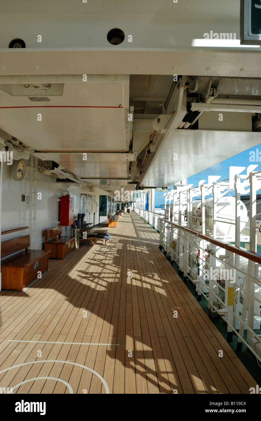 Das Promenadendeck auf der Kreuzfahrt Schiff Oceana Stockfoto