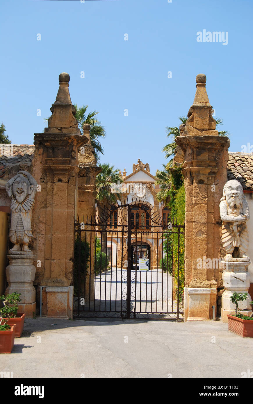 Alten Tore von Villa Palagonia, Piazza Garibaldi, Citta di Bagheria, Provinz Palermo, Sizilien, Italien Stockfoto