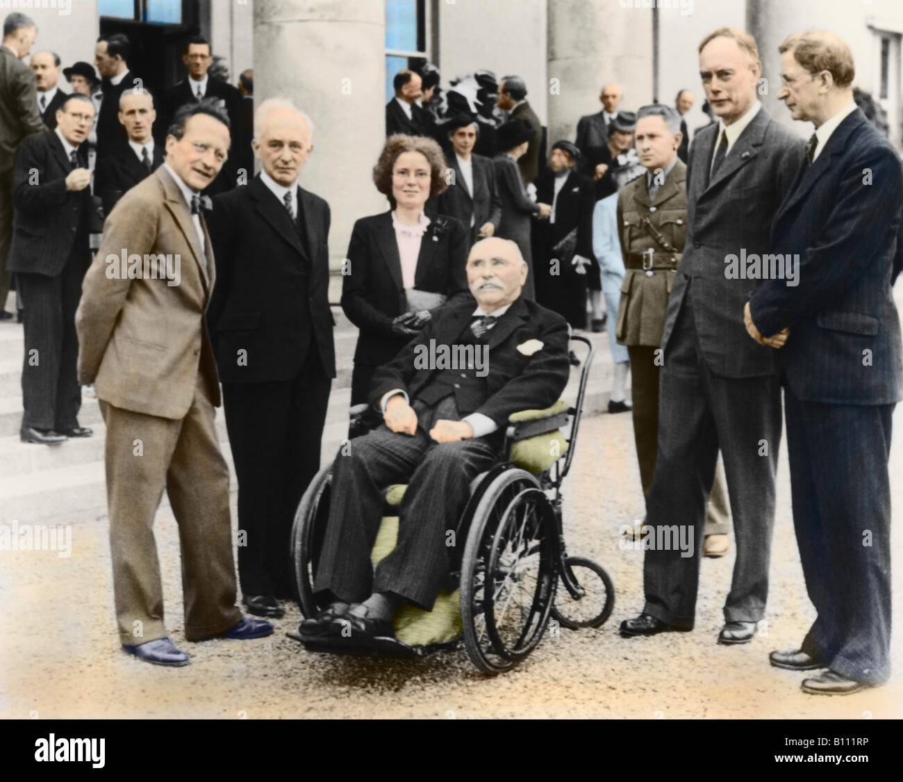 Physiker Schrödinger, Born, Lonsdale und Ewald mit dem irischen Präsidenten Hyde im Rollstuhl und Premierminister De Valera. Stockfoto