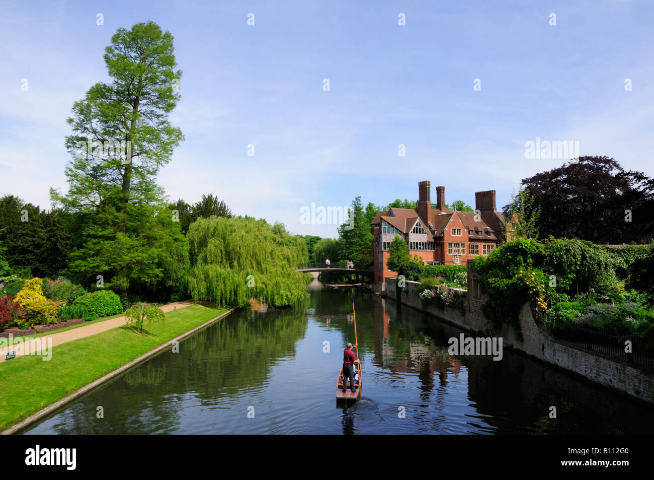 Touristen, Stechkahn fahren entlang der Rücken Cambridge England UK Stockfoto
