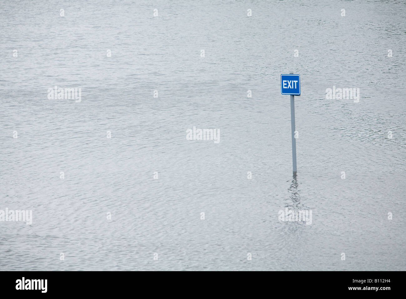 Ausfahrt in überfluteten UK-Parkplatz Stockfoto