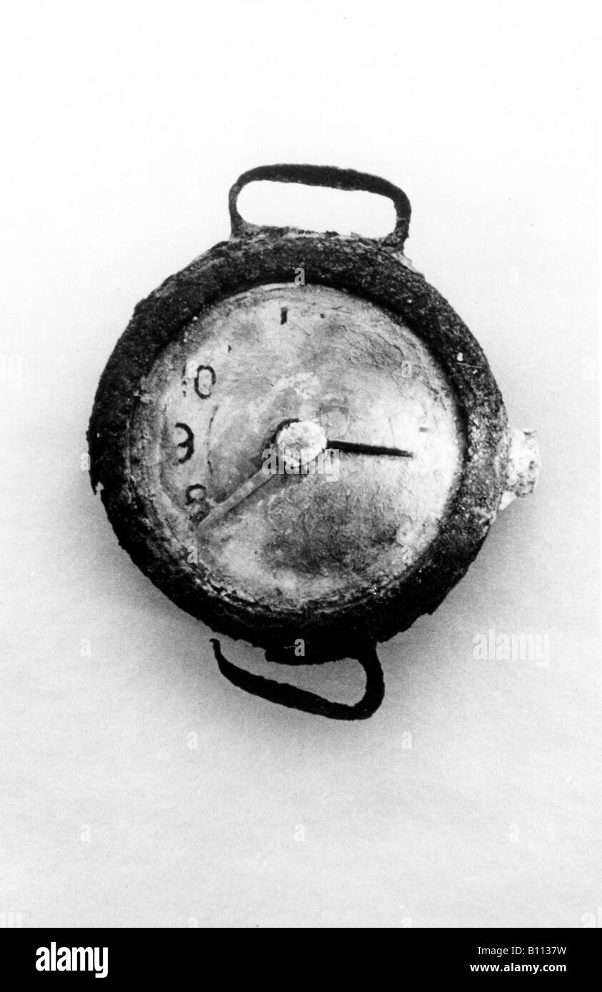 Eine Taschenuhr erholte sich von Hiroshima, die zum Zeitpunkt der Explosion der Atombombe eingefroren. Stockfoto