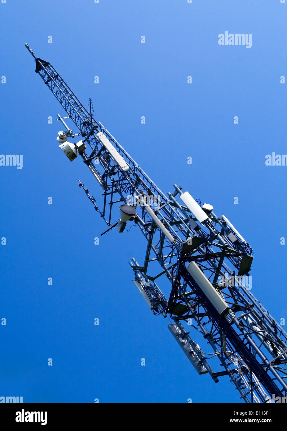 Telekommunikation-Mast mit blauem Himmel hinter Stockfoto