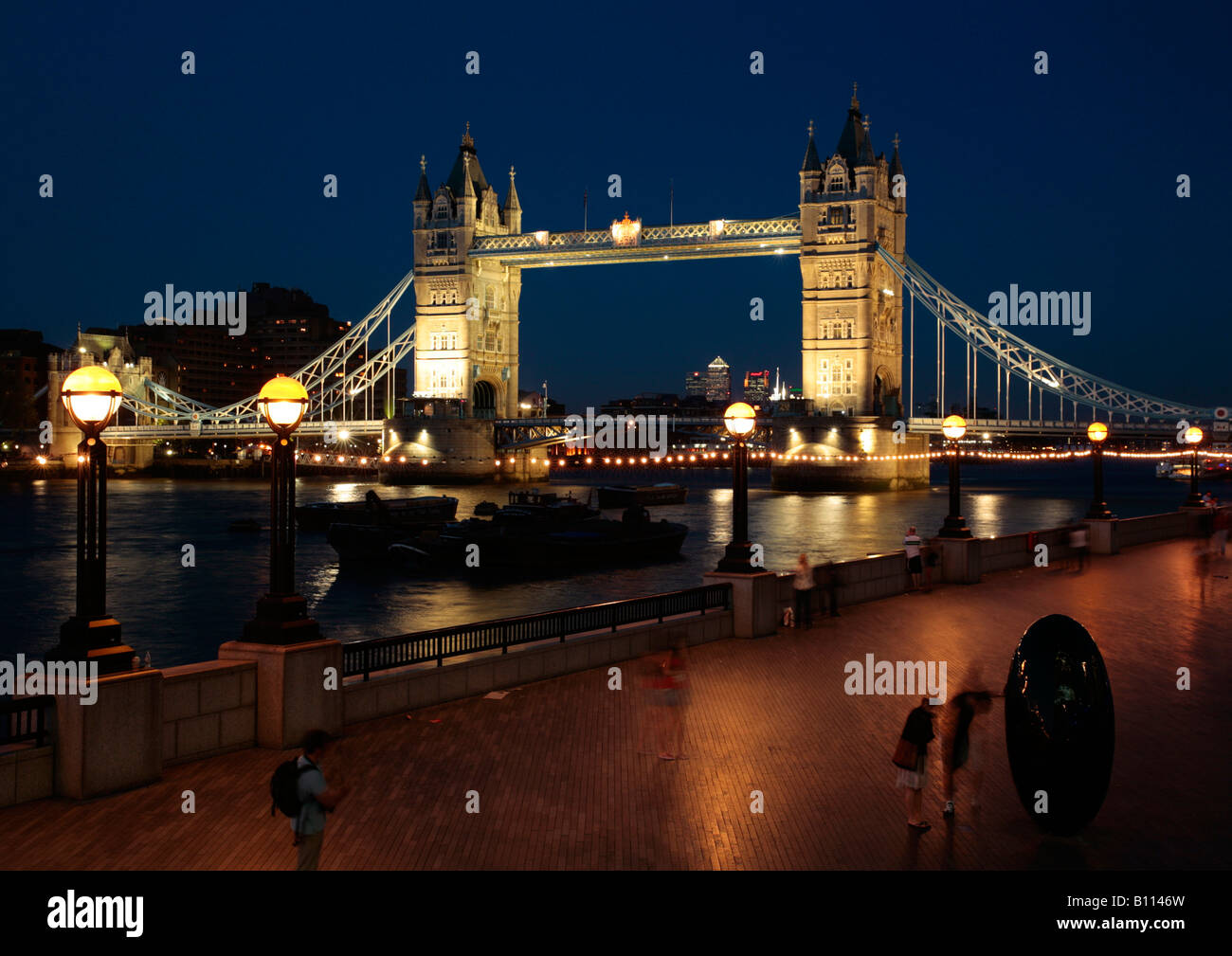 Die Tower Bridge und London Queen ´s Spaziergang Stockfoto