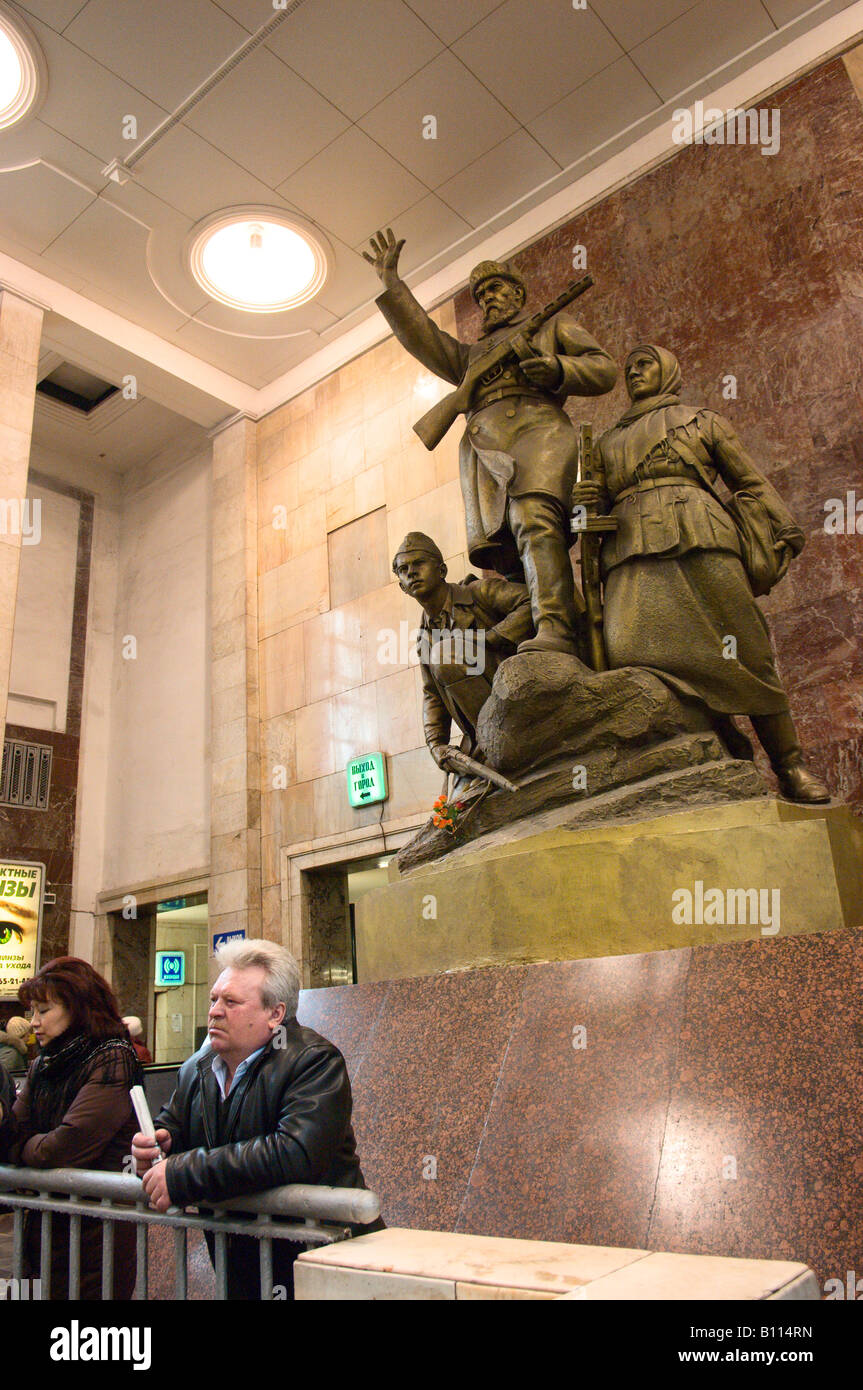 Statue von Partisanen bei Partisanska u-Bahnstation Moskau Russland Stockfoto