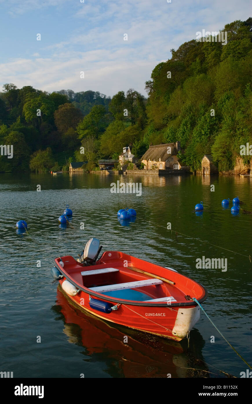 Festgemachten Boot und am Ufer Hütten auf dem River Dart bei Dittisham South Devon England UK Stockfoto