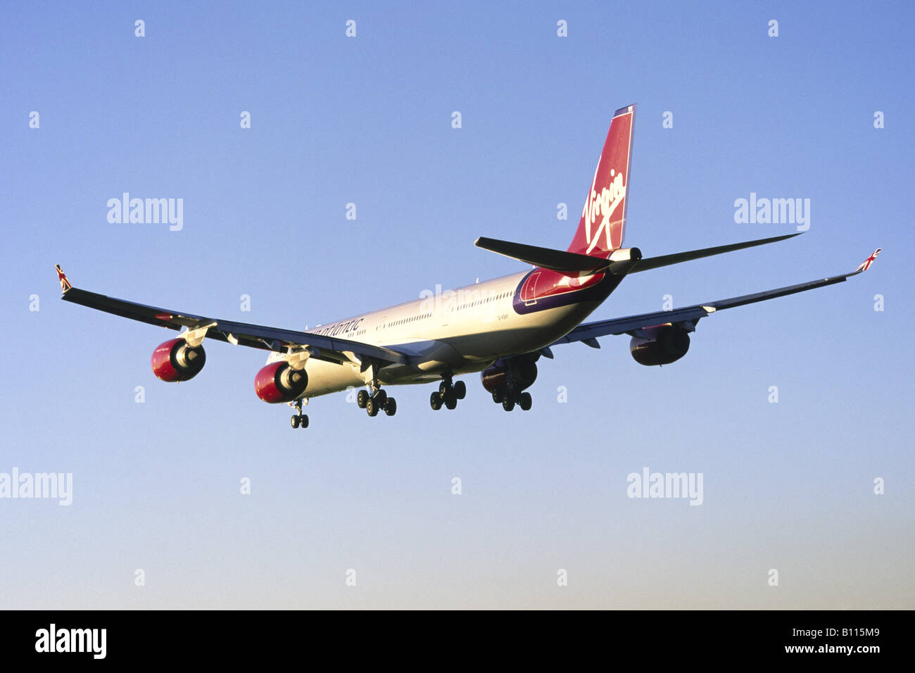 Airbus A340 der Virgin Atlantic am Ansatz zum Flughafen Heathrow Stockfoto