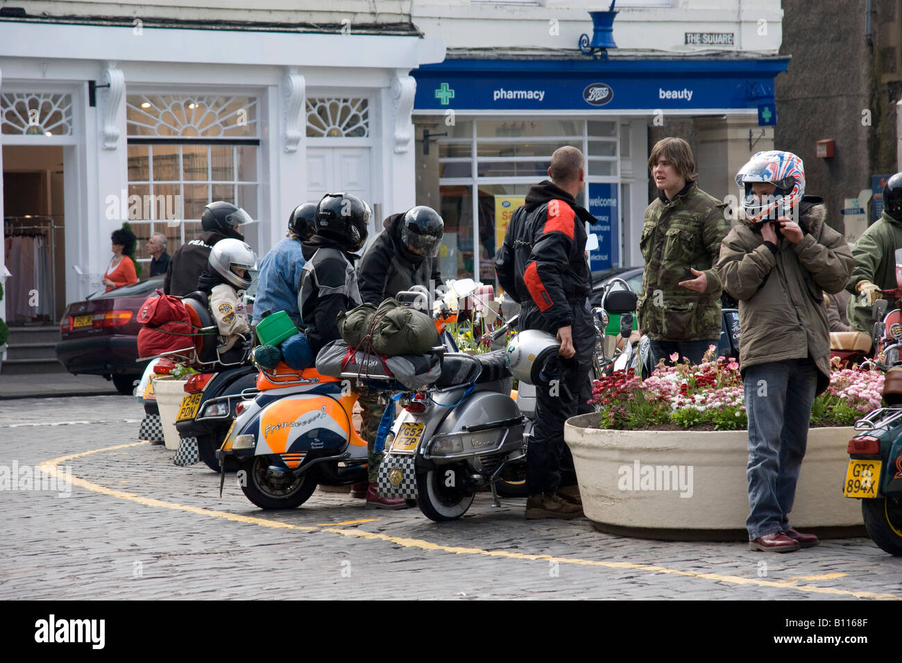 Kelso Schottland Motorroller Rallye Besuch Stadt am Mai Feiertag Stockfoto