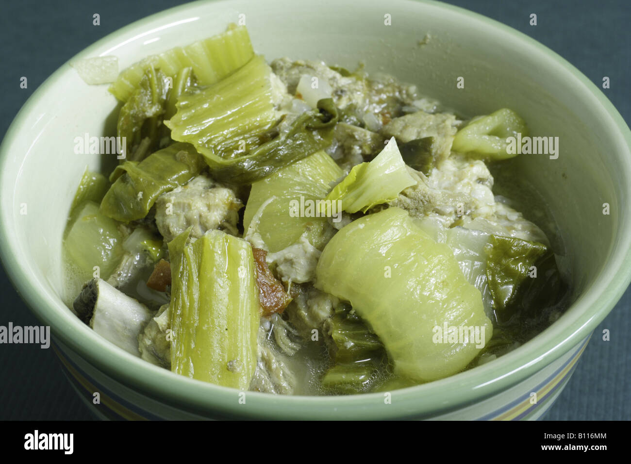 Schweinefleisch Sinigang: Eine philippinische Speise (enthält: Schweinefleisch Spareribs, Spinat oder Senf Grünen, Tomaten, Zwiebeln, Sinagong Brühe (Pulver), Stockfoto