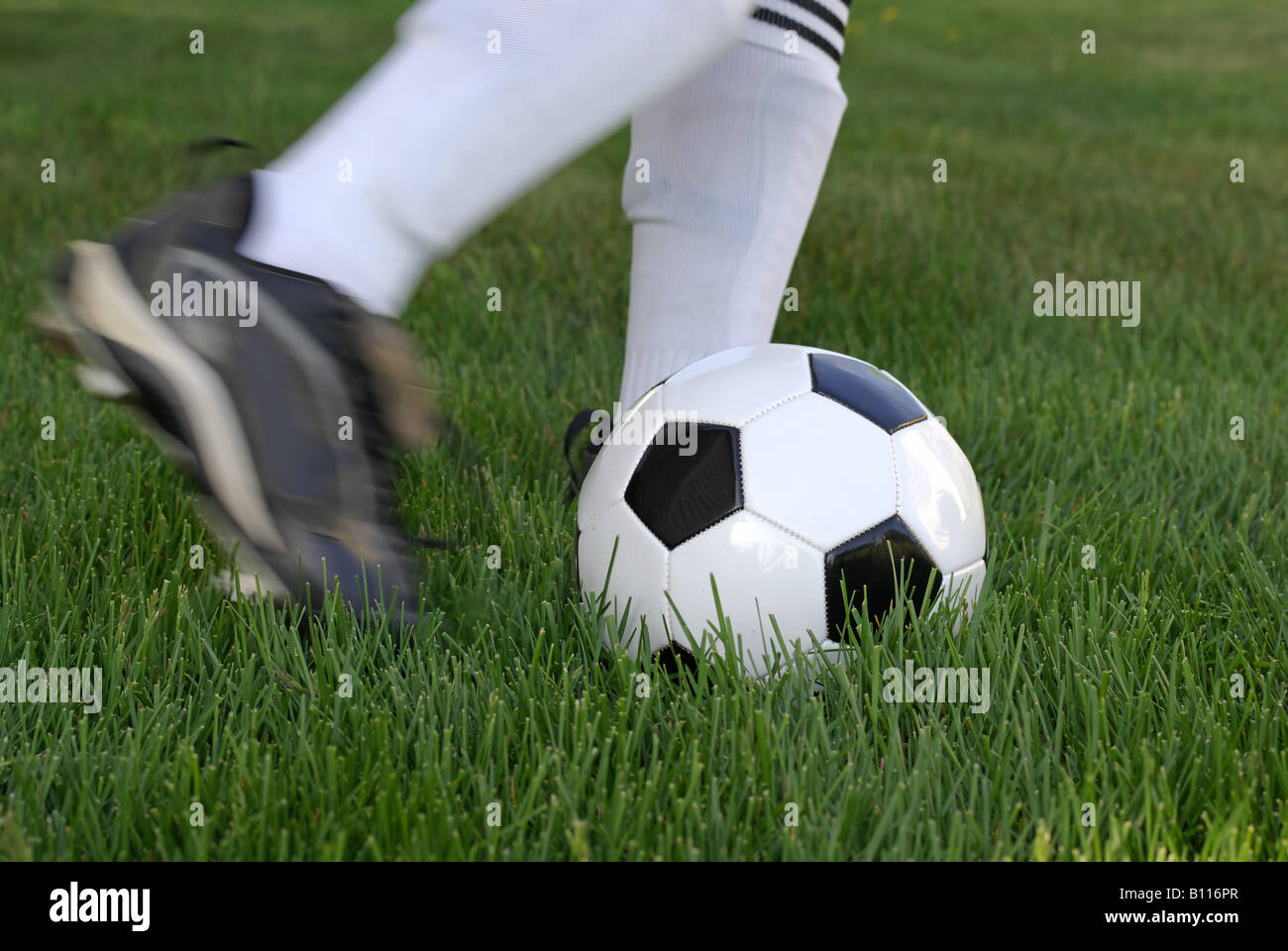 Fußball Spieler getreten Stockfoto