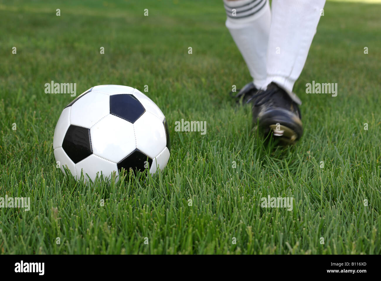 Fußball Spieler getreten Stockfoto