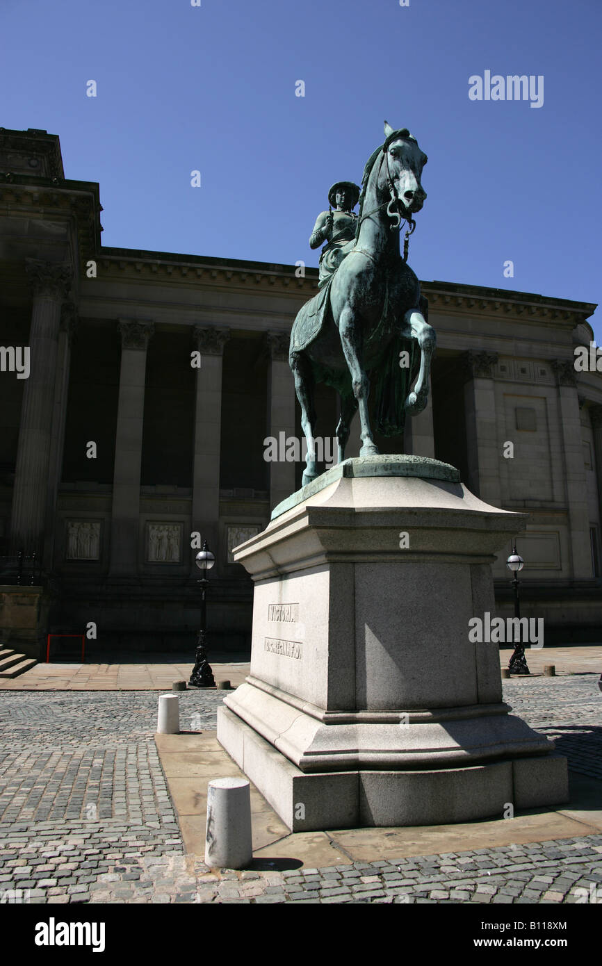 Stadt von Liverpool, England. Königin Victoria Pferd Statue an der Ostfassade des Str. Georges Hall, William Brown Street. Stockfoto