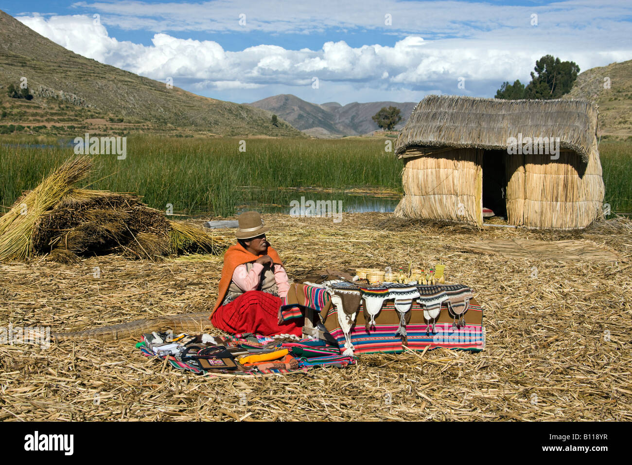 Frau in einem traditionellen Urus Iruitos Reed Dorf am Ufer des Titicaca-See in Bolivien Stockfoto