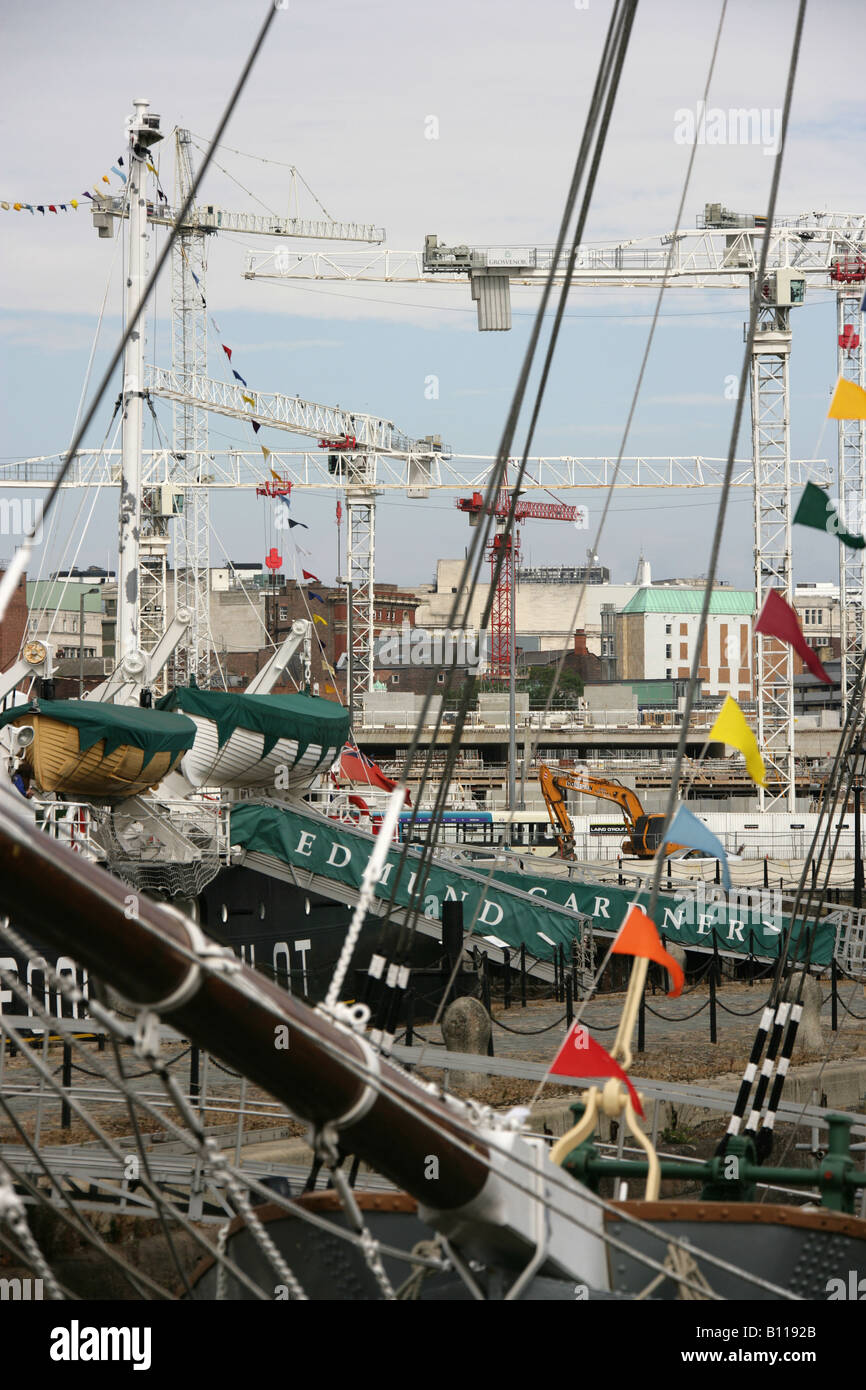 Stadt von Liverpool, England. Verschiedene Segelschiffe festgemacht an den Albert Docks bauen Kräne im Hintergrund. Stockfoto