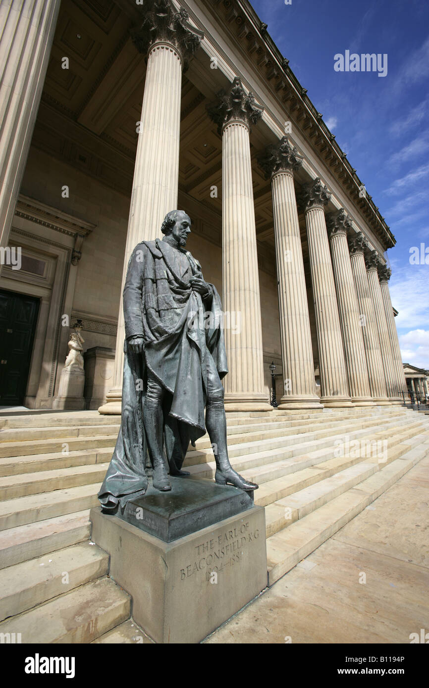Stadt von Liverpool, England. Earl of Beaconsfield Statue an der Ostfassade des Str. Georges Hall, William Brown Street. Stockfoto