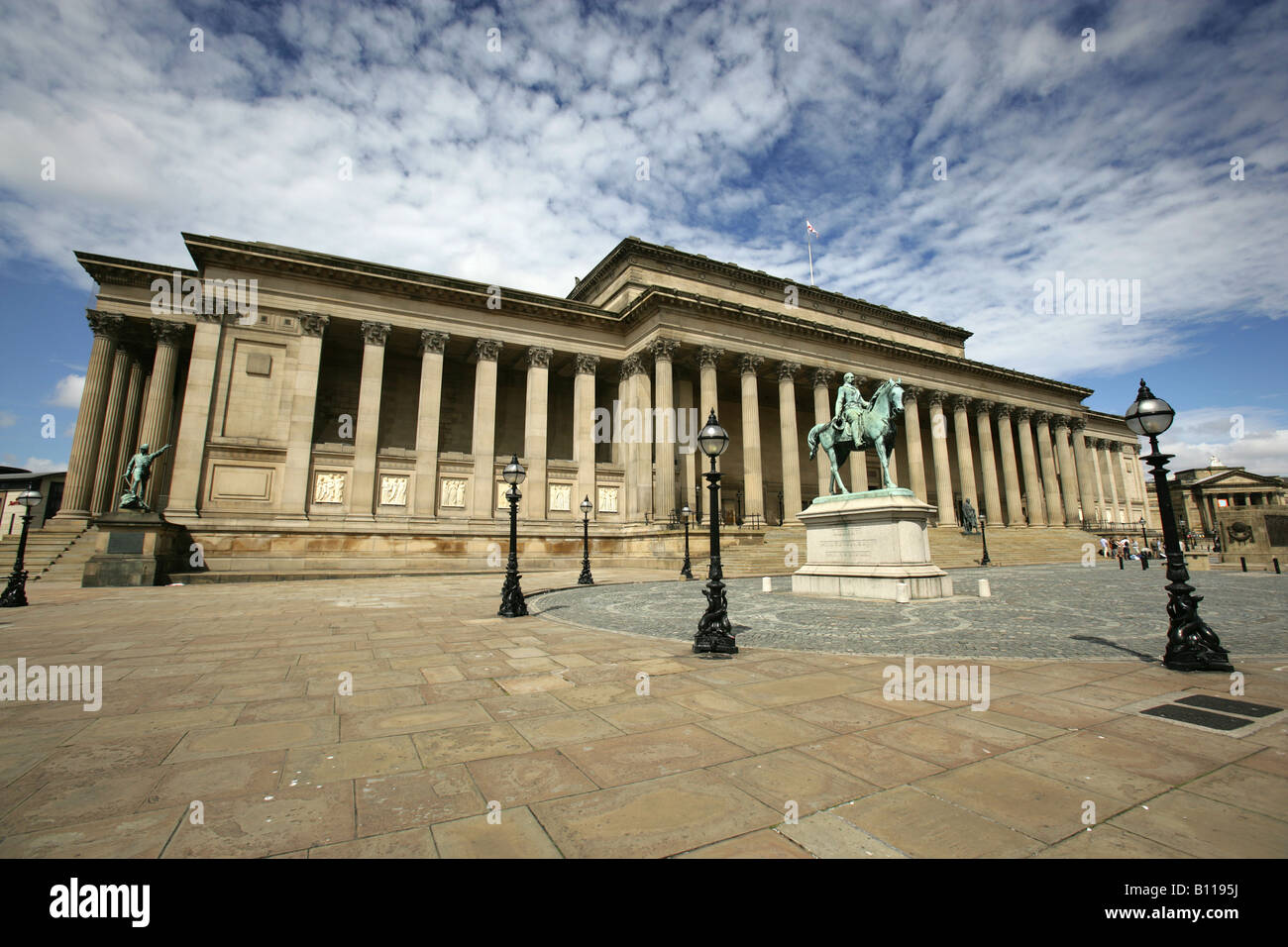 Stadt von Liverpool, England. Osten Kolonnade Vorderansicht der ehemaligen Crown Court, St.-Georgs-Halle bei William Brown Street. Stockfoto