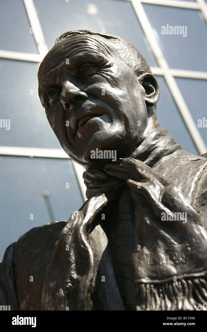 Stadt von Liverpool, England. Die Bill Shankly-Statue am Eingang Anfield Road Liverpool Football Club Stadion, The Kop. Stockfoto