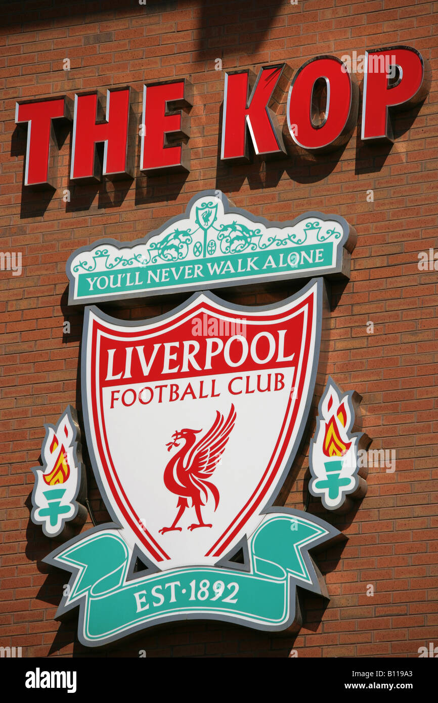 Stadt von Liverpool, England. Liverpool Football Club Wappen über dem Eingang Anfield Road Stadion der Kop. Stockfoto