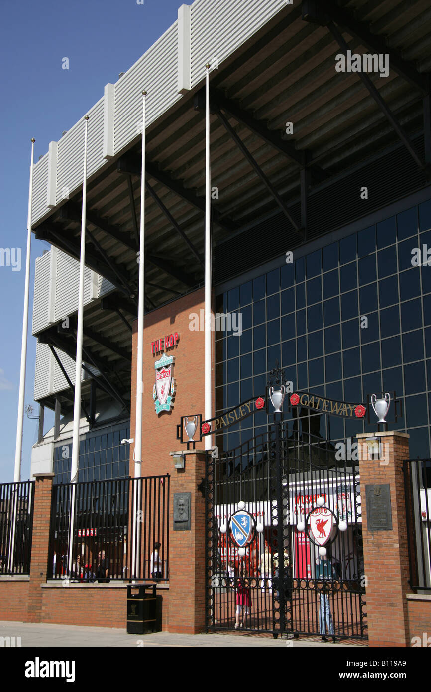 Stadt von Liverpool, England. Die Anfield Road Paisley Gateway Haupteingang zum Liverpool Football Club Stadion, The Kop. Stockfoto