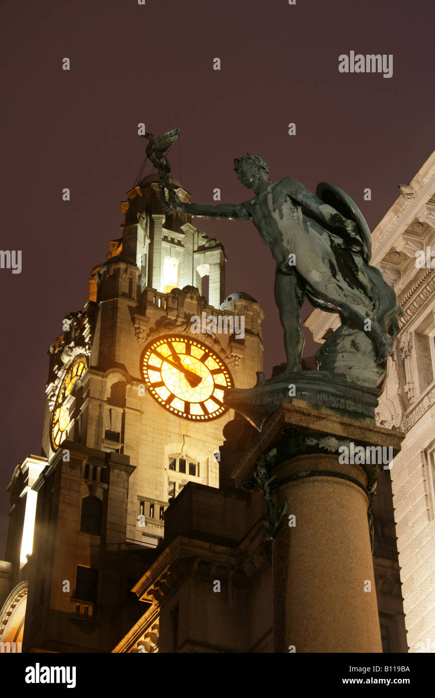 Stadt von Liverpool, England. Die Cunard-Kriegerdenkmal mit der Royal Liver Building Clock Tower und Leber Vogel im Hintergrund. Stockfoto