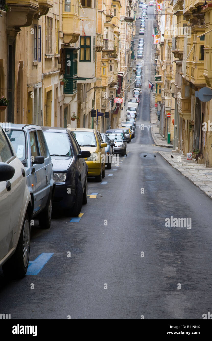 Die Straßen, Häuser, Straßen und Autos von Valletta, Malta Stockfoto