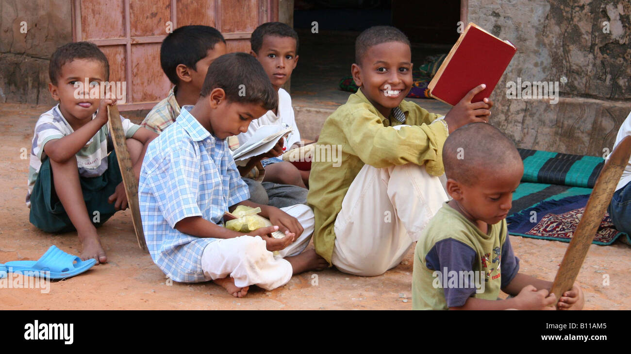 Junge Schüler an einer Schule in Mauretanien, Westafrika Stockfoto