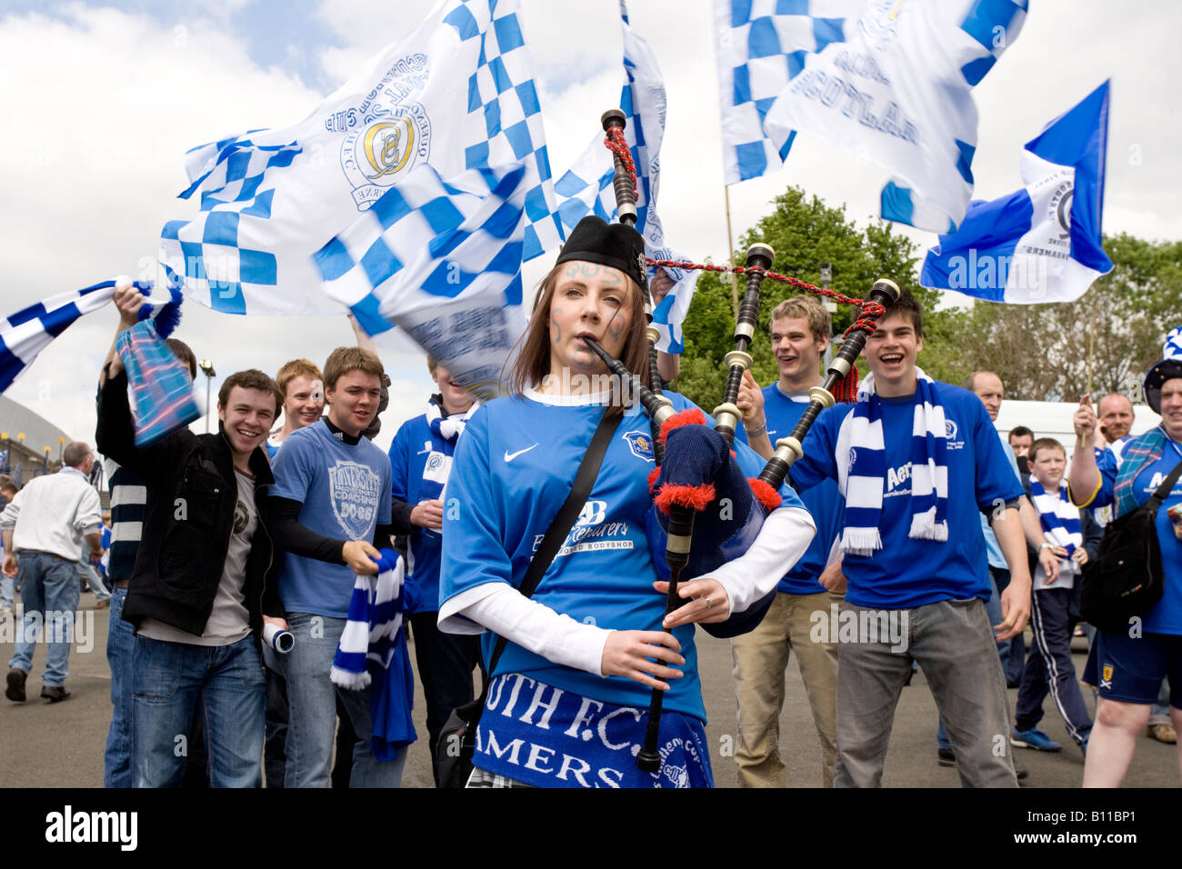 Schottische Piper weiblicher Fußballfan Dudelsack, erregten Menge Fans beim Scottish Cup Finale Fußballspiel Stockfoto