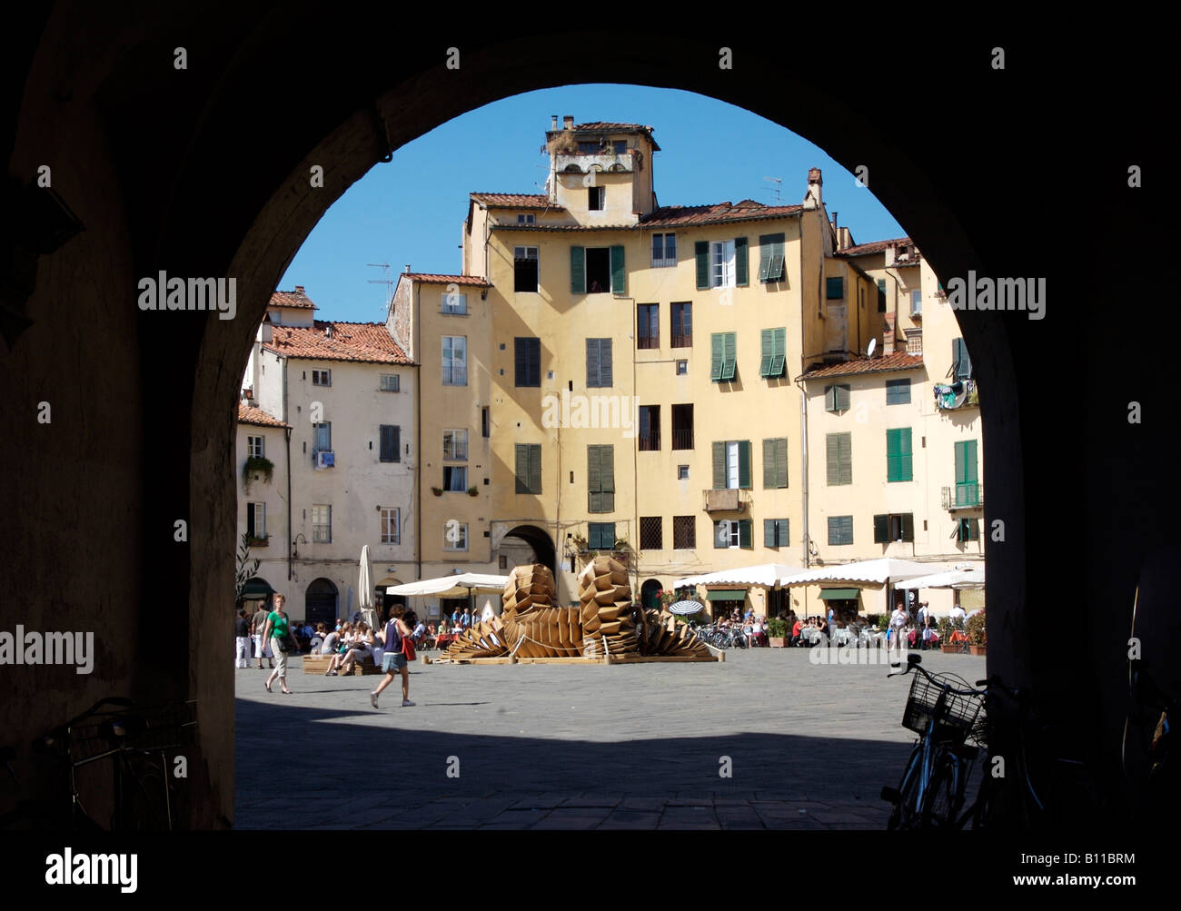 Lucca, Piazza Anfiteatro, Mittelalterliche Wohnhäuser in Einems beendigt Amphittheater Stockfoto