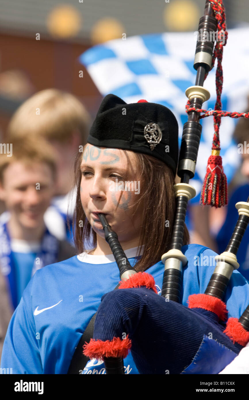 Schottische weiblicher Fußballfan Dudelsack als Straßenmusikant auf Scottish Cup-Finale im Hampden Park Glasgow Schottland UK Stockfoto