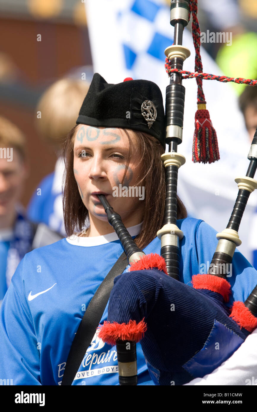 Schottische weibliche Fußball Fan Dudelsackpfeifer Dudelsack als Straßenmusikant auf Scottish Cup-Finale im Hampden Park Glasgow Schottland UK Stockfoto