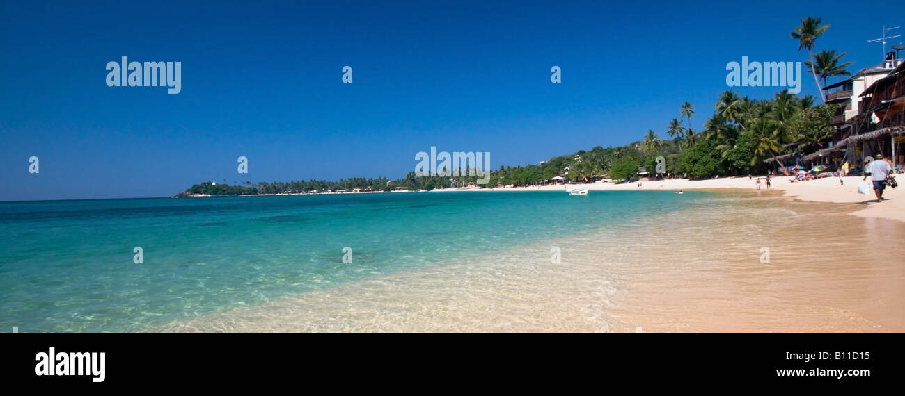 Panoramablick auf brillante Unawatuna Strand in der Nähe von Galle, Sri Lanka ist unter den besten Stränden der Welt bewertet. Stockfoto