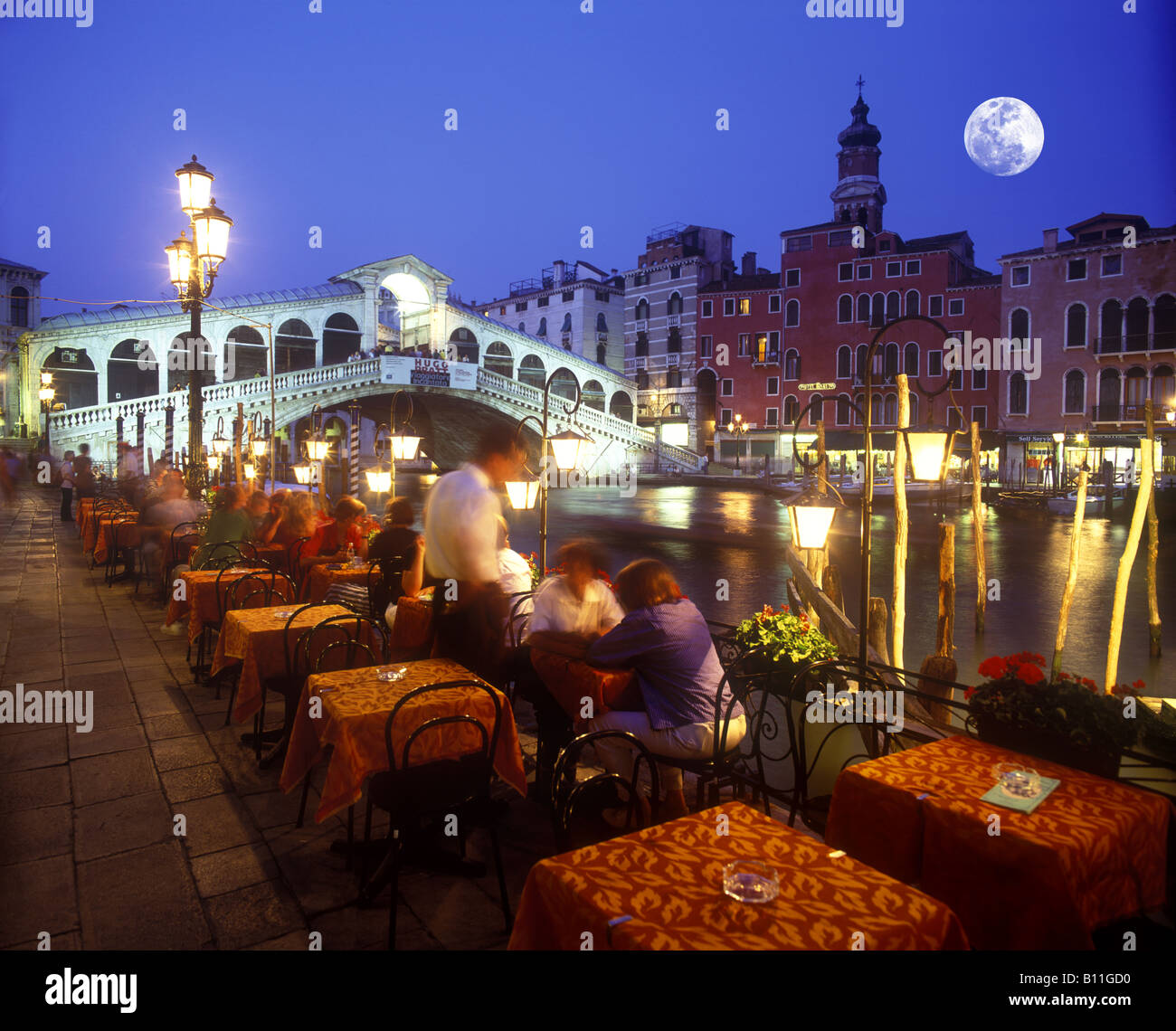 CAFÉS IM FREIEN RIALTO BRÜCKE GRAND CANAL VENEDIG ITALIEN Stockfoto