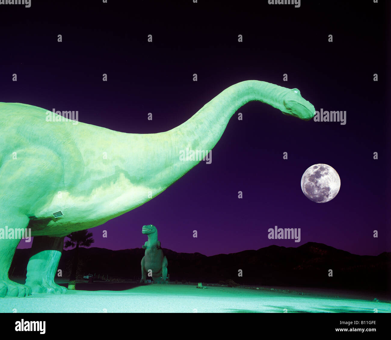 DINOSAURIER-REPLIKEN (©CLAUDE BELL 1986) CABAZON TRUCK STOPPEN INTERSTATE ROUTE 10 RIVERSIDE COUNTY CALIFORNIA USA Stockfoto