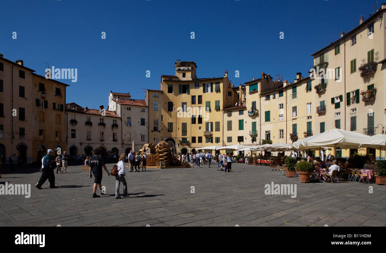 Lucca, Piazza Anfiteatro, Mittelalterliche Wohnhäuser in Einems beendigt Amphittheater Stockfoto