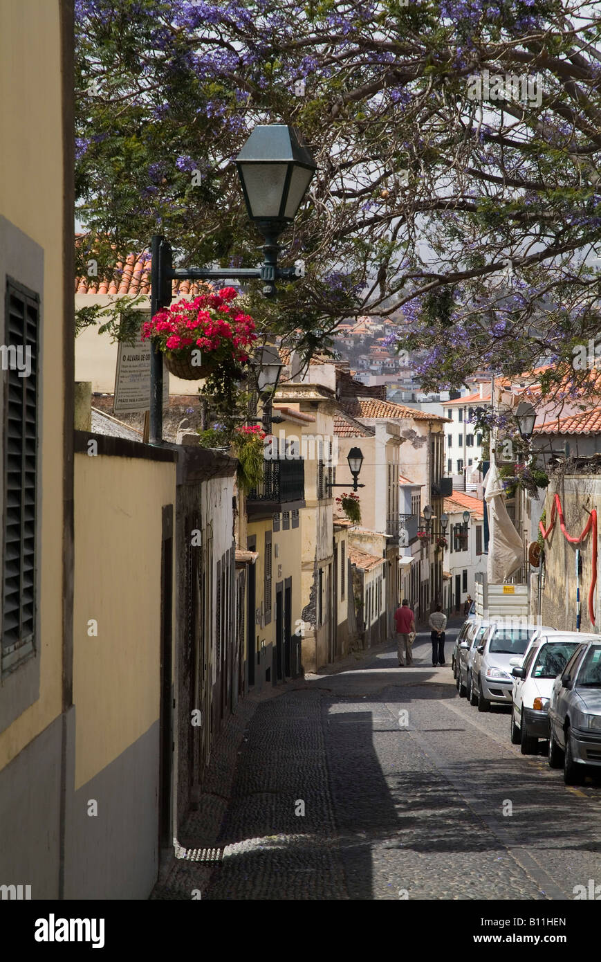 Dh Zona Velha Funchal Madeira touristische Paar zu Fuß durch die Altstadt engen gepflasterten Straße Stockfoto