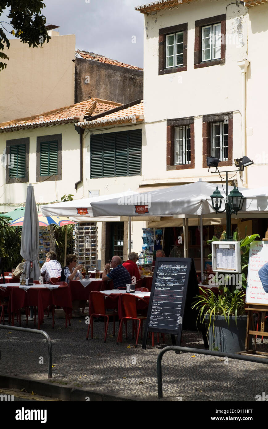 dh Zona Velha FUNCHAL MADEIRA Tourist paar im Old Town Restaurant im freien Stockfoto