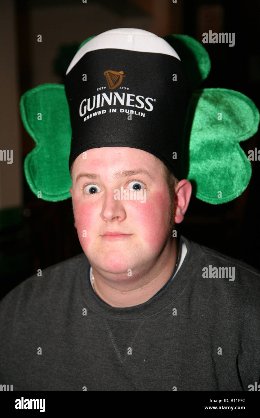 Porträt des Menschen feiern St. Patricks Day mit Guinness Hut und dumme Ausdruck Stockfoto