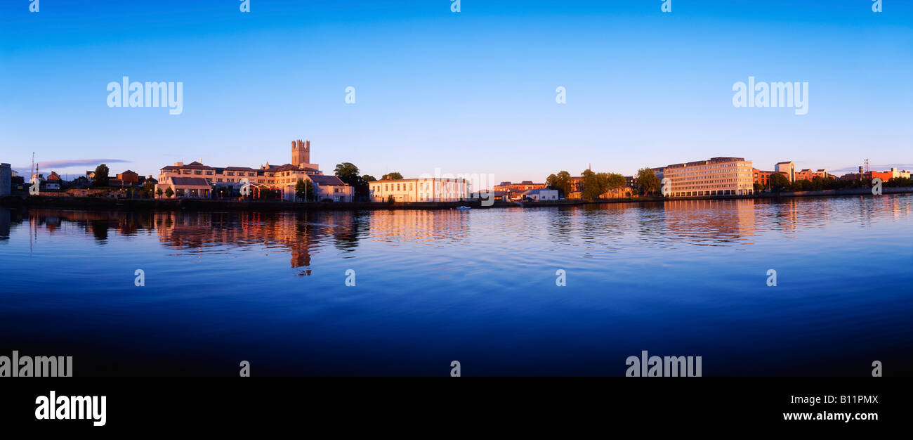 Stadt Limerick, Shannon-Fluss mit Blick auf die Kaufleute Kai & Honans Quay, Irland Stockfoto