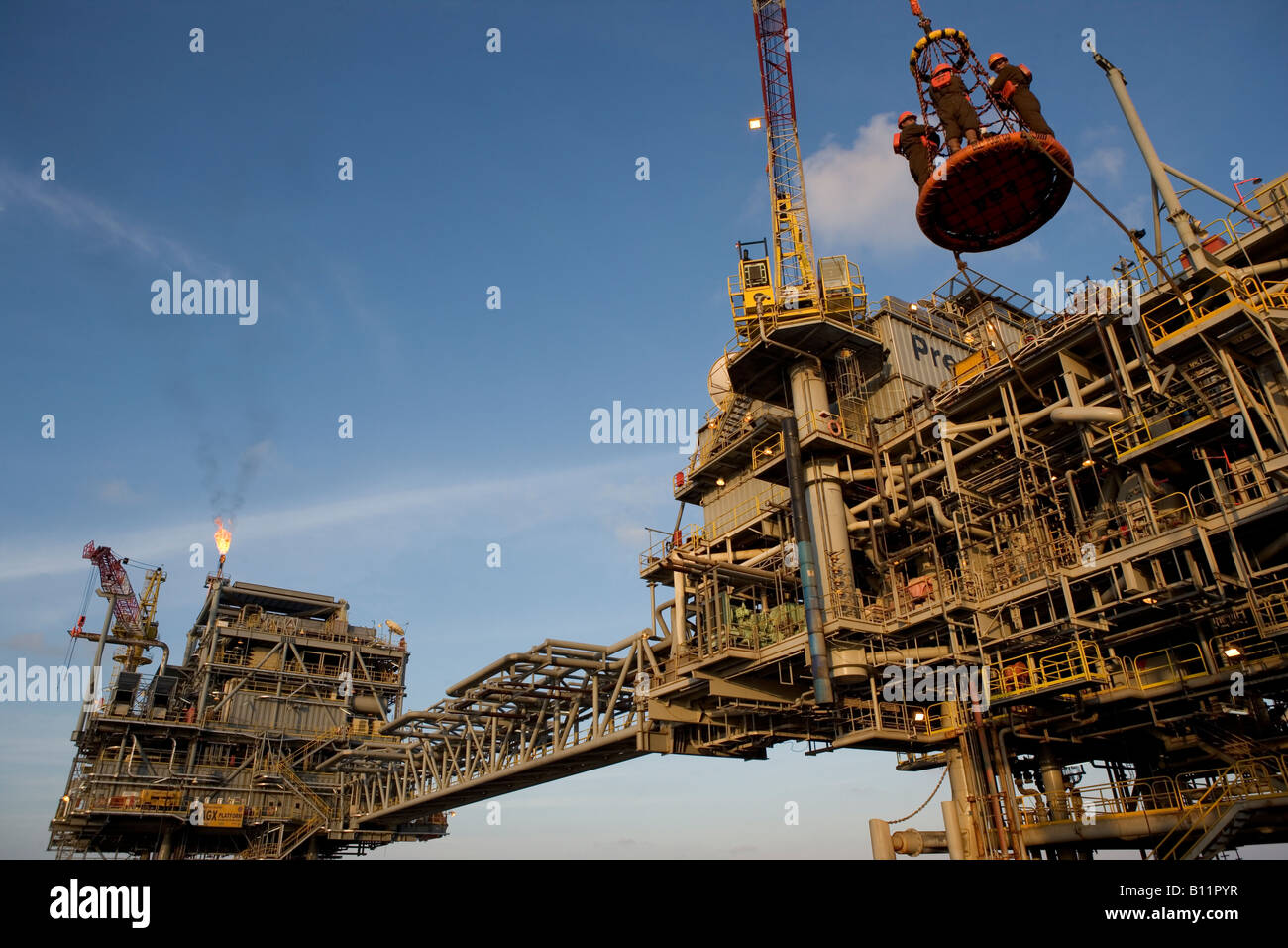 Arbeitnehmer übertragen von Billy Pugh aus liefern Vessell Rig Natuna Anoas Feld, South China Sea, Indonesien Stockfoto