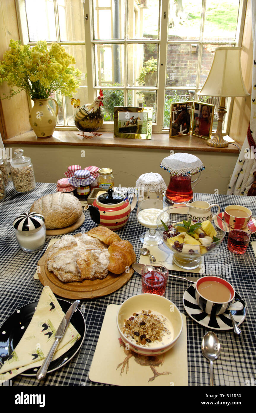 Tisch gelegt zum Frühstück UK Stockfoto