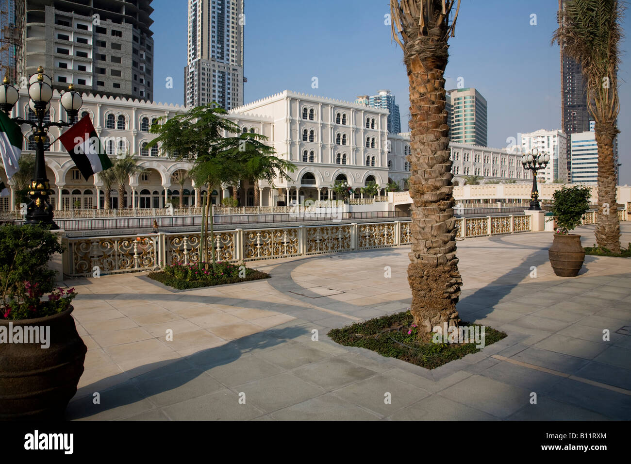 Colonade des Restaurants im Qanat Al Qasba auf Qasba Canal Sharjah Vereinigte Arabische Emirate VAE Stockfoto